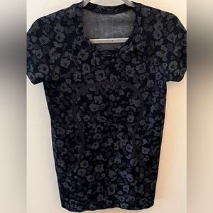 Lululemon Swifty Tech Short Sleeve 2.0, Navy/white, size 8